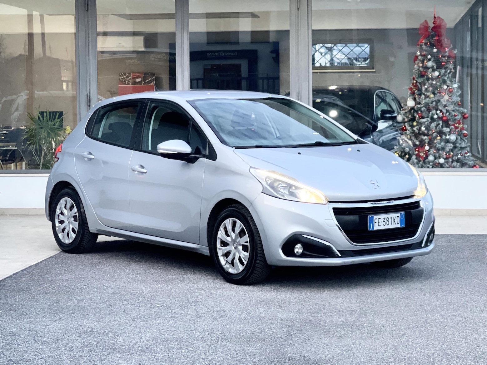 PEUGEOT - 208