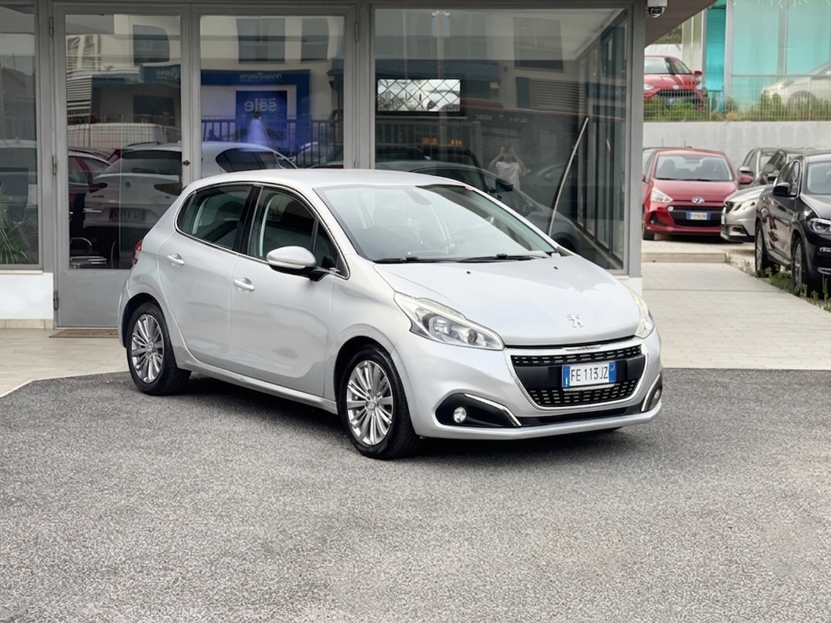 PEUGEOT - 208