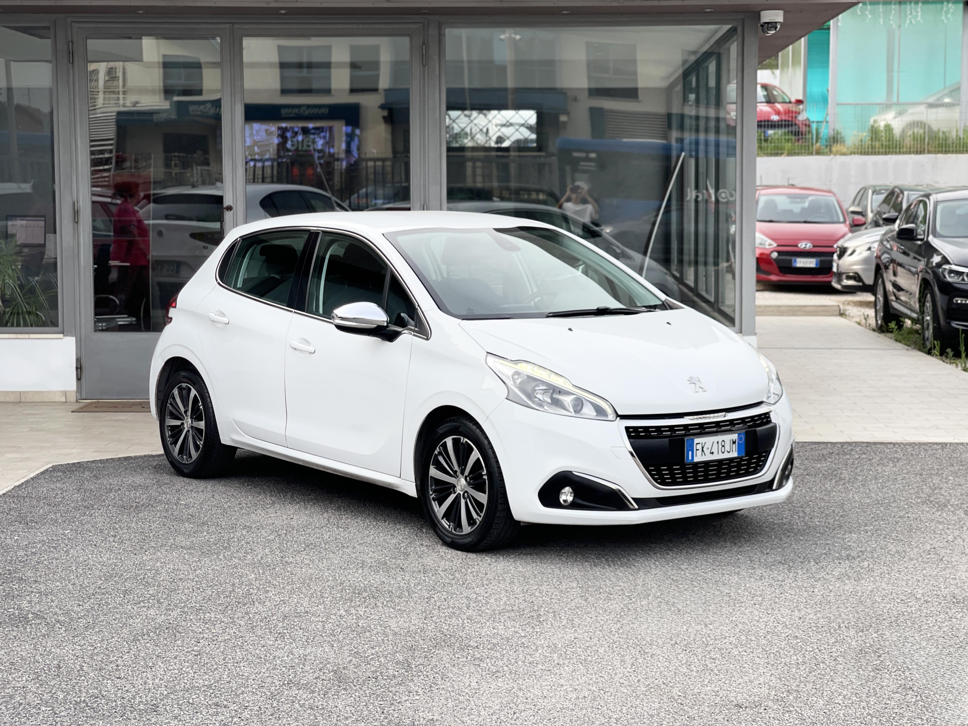 PEUGEOT - 208
