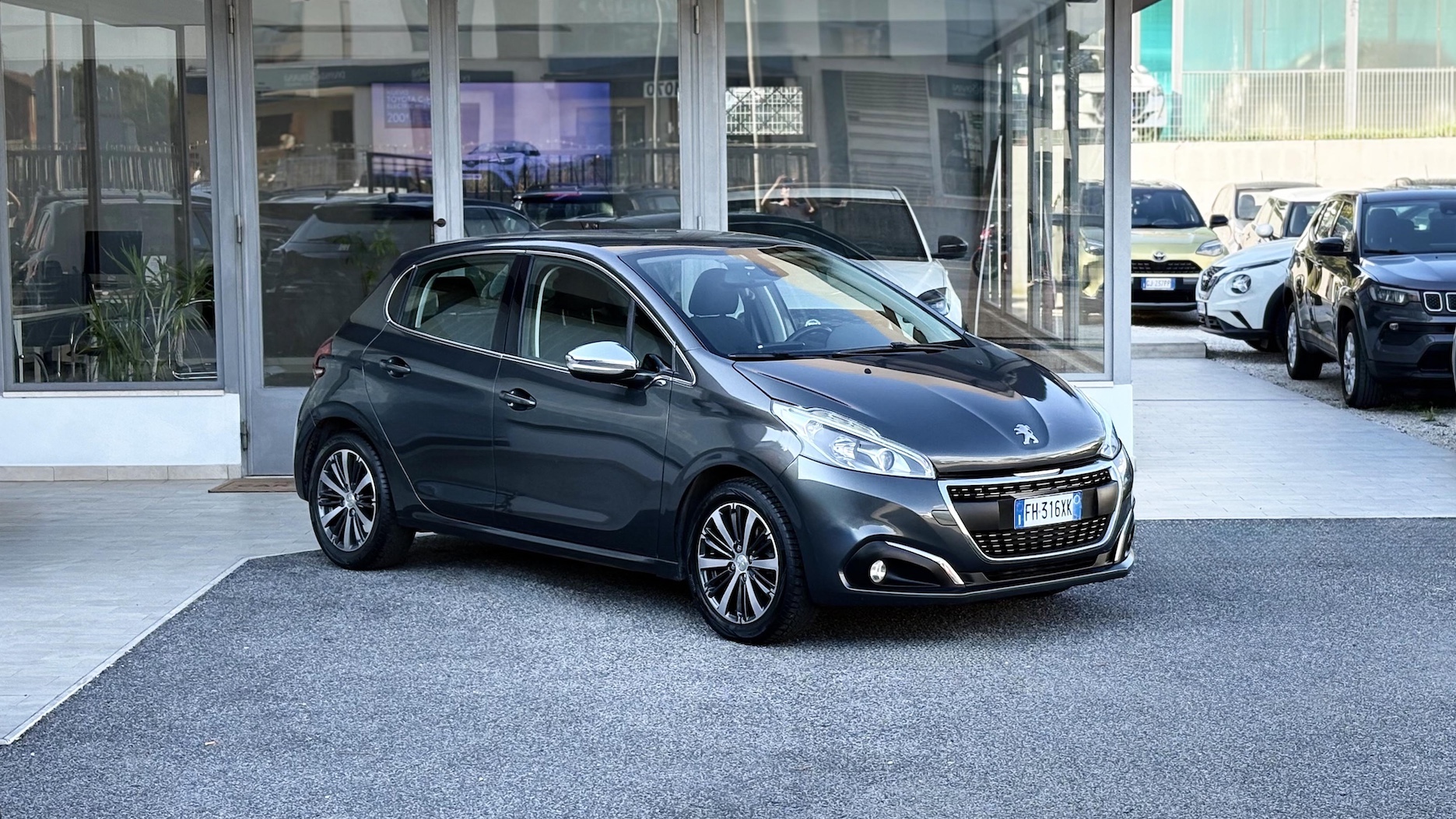 PEUGEOT - 208