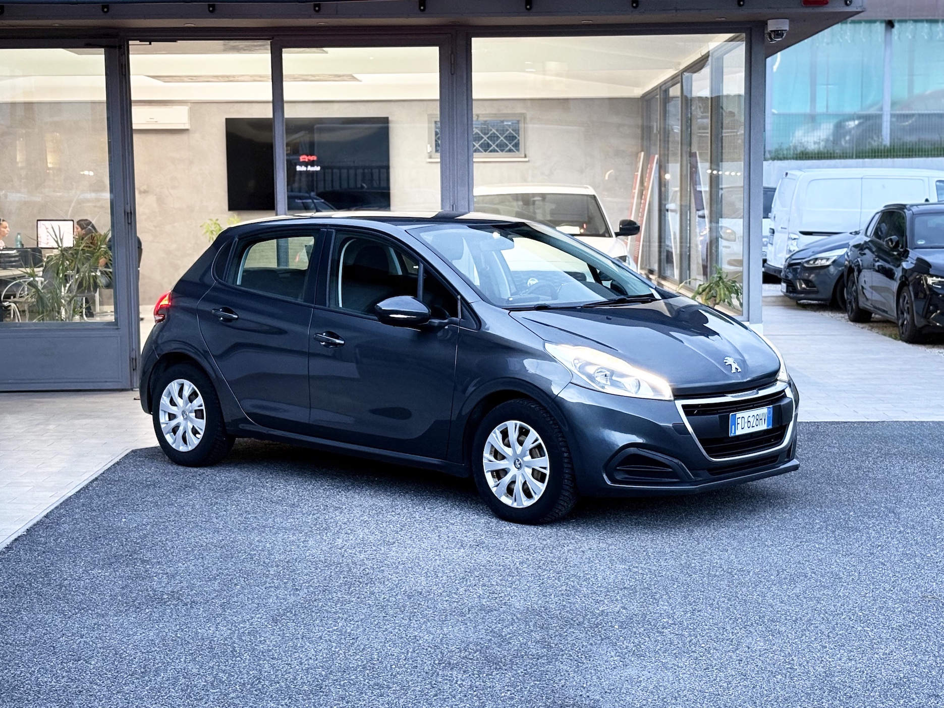 PEUGEOT - 208